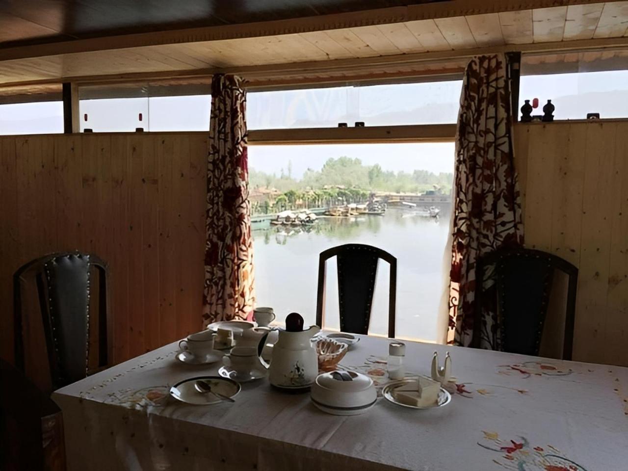 Heritage Amina Group Of Houseboats Hotel Srinagar  Luaran gambar
